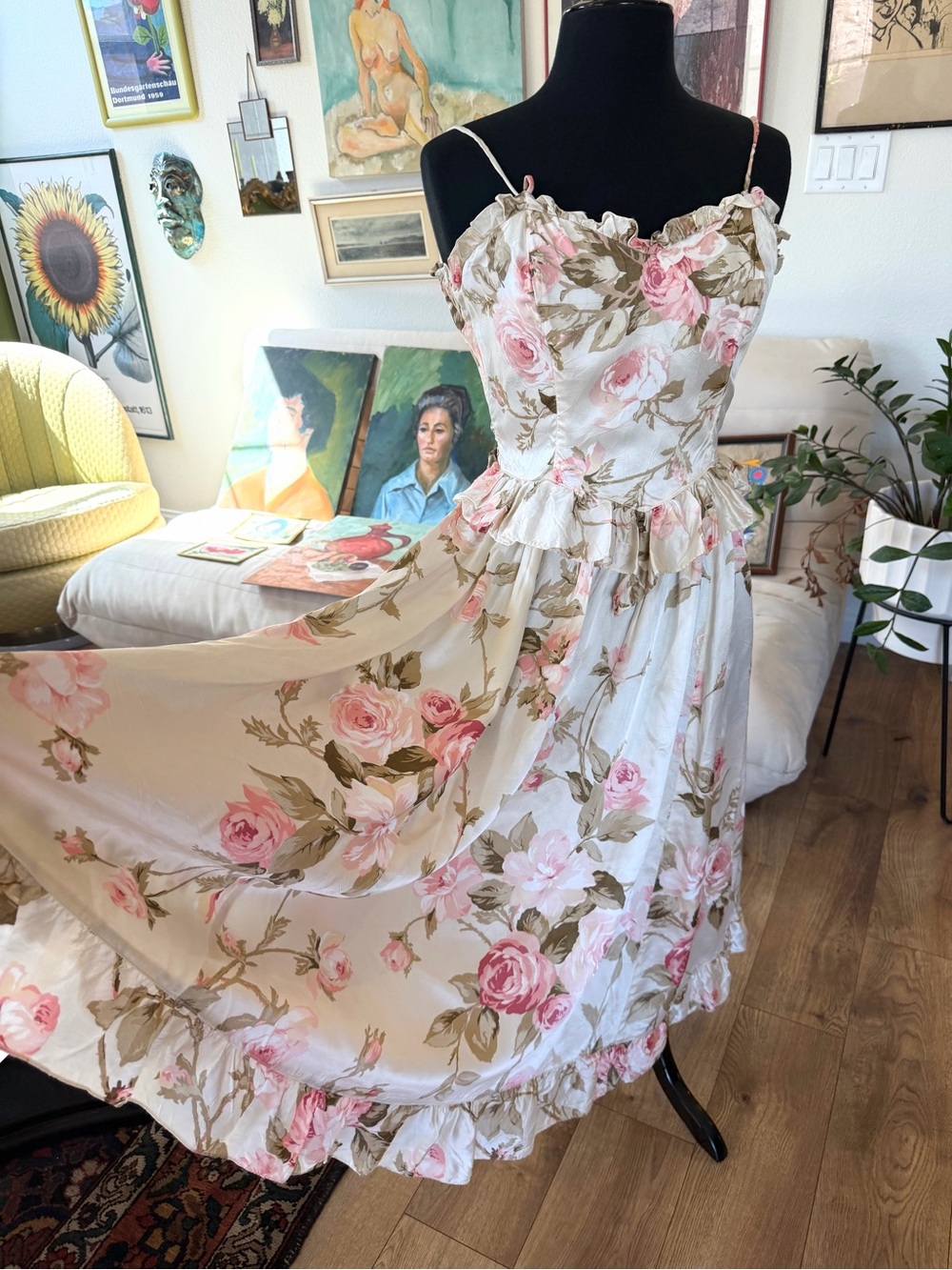 Vintage Romantic Gunne Sax Floral  Dress with Ruffles and Sweetheart Neckline